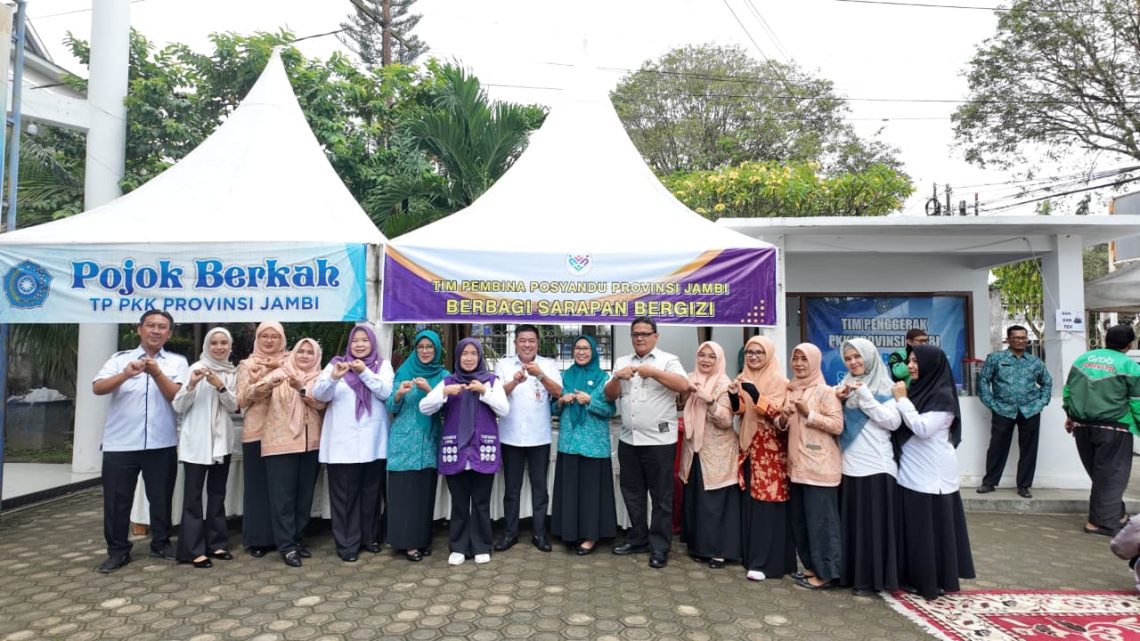 Ketua TP PKK Provinsi Jambi Hesnidar Haris saat membagikan sarapan bergizi kepada masyarakat dalam kegiatan Pojok Berkah di Sekretariat PKK Provinsi Jambi, Rabu (22/4/2026). (Dok: Rudi)