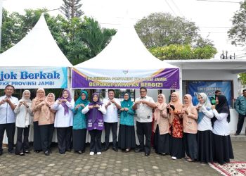 Ketua TP PKK Provinsi Jambi Hesnidar Haris saat membagikan sarapan bergizi kepada masyarakat dalam kegiatan Pojok Berkah di Sekretariat PKK Provinsi Jambi, Rabu (22/4/2026). (Dok: Rudi)