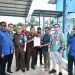 Petugas Kejati Jambi memasang garis penyitaan (line pidsus) di area pabrik PT PAL di Muaro Jambi. (Dok: Rahmat)