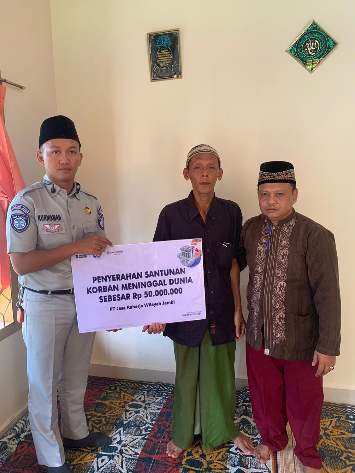 Petugas Jasa Raharja Wilayah Jambi menyerahkan dokumen santunan kepada ahli waris korban kecelakaan lalu lintas di Desa Pematang Gajah, Muaro Jambi, Rabu (22/4/2026). (Dok. Rudi)