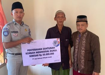 Petugas Jasa Raharja Wilayah Jambi menyerahkan dokumen santunan kepada ahli waris korban kecelakaan lalu lintas di Desa Pematang Gajah, Muaro Jambi, Rabu (22/4/2026). (Dok. Rudi)