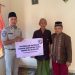 Petugas Jasa Raharja Wilayah Jambi menyerahkan dokumen santunan kepada ahli waris korban kecelakaan lalu lintas di Desa Pematang Gajah, Muaro Jambi, Rabu (22/4/2026). (Dok. Rudi)