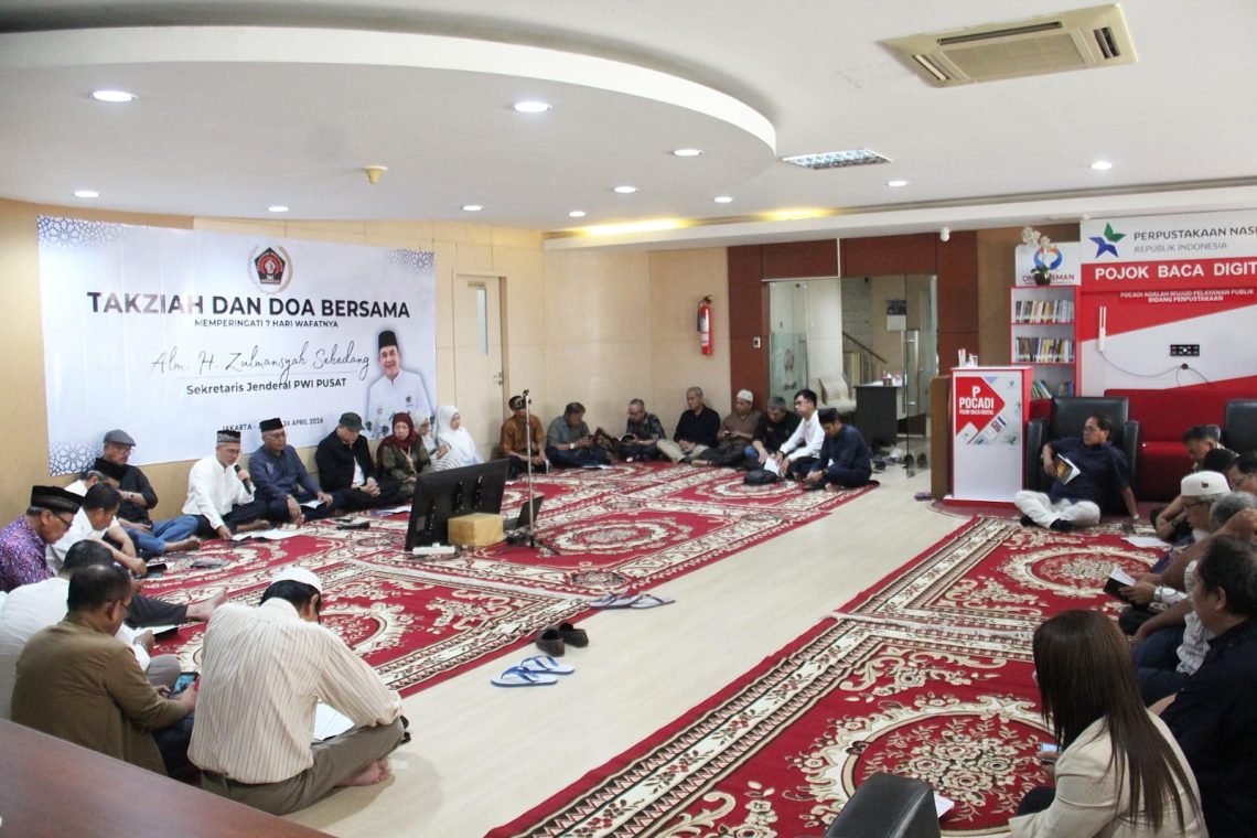 Suasana doa bersama di Kantor PWI Pusat, Jakarta, mengenang tujuh hari wafatnya Zulmansyah Sekedang yang dikenal sebagai sosok berdedikasi tinggi di dunia jurnalistik. (Dok: PWI Pusat)