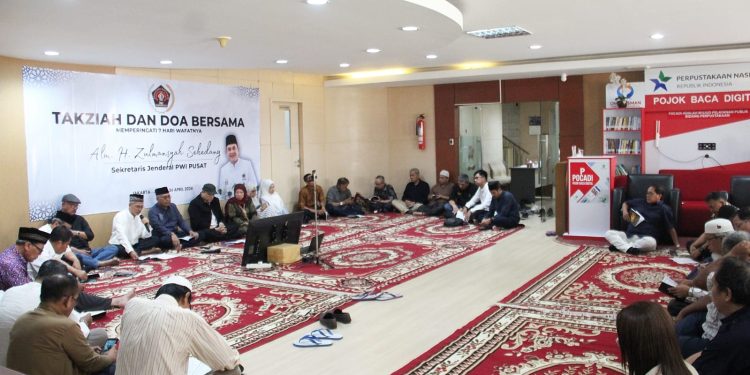 Suasana doa bersama di Kantor PWI Pusat, Jakarta, mengenang tujuh hari wafatnya Zulmansyah Sekedang yang dikenal sebagai sosok berdedikasi tinggi di dunia jurnalistik. (Dok: PWI Pusat)