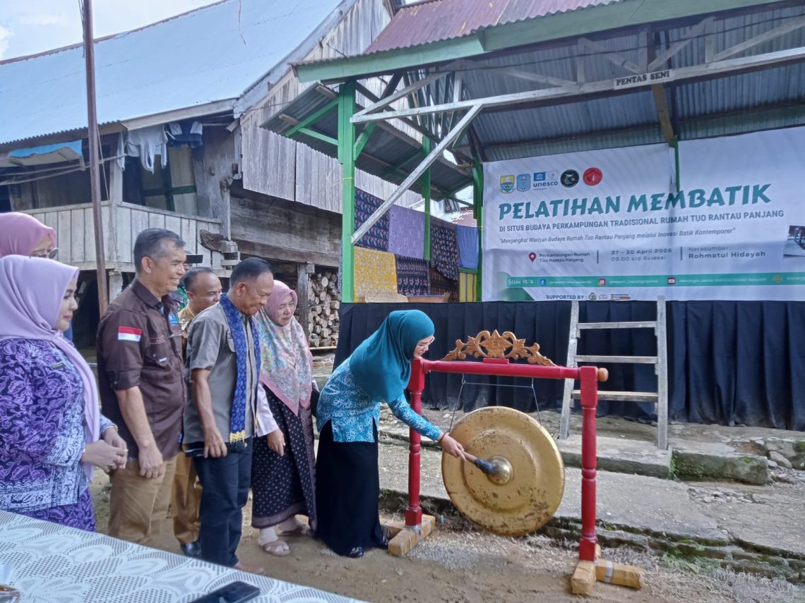 Peserta mengikuti pelatihan membatik motif ukiran Rumah Tuo di Situs Budaya Rumah Tuo Rantau Panjang, Merangin, Senin (27/4/2026).
