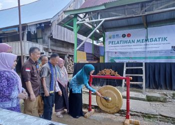 Peserta mengikuti pelatihan membatik motif ukiran Rumah Tuo di Situs Budaya Rumah Tuo Rantau Panjang, Merangin, Senin (27/4/2026).