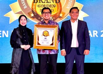 Perwakilan JNE menerima penghargaan Golden Brand of The Year 2026 dan Indonesia Digital Popular Brand Award 2026 dalam acara di Jakarta. (Dok: Humas JNE)