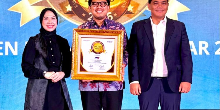Perwakilan JNE menerima penghargaan Golden Brand of The Year 2026 dan Indonesia Digital Popular Brand Award 2026 dalam acara di Jakarta. (Dok: Humas JNE)