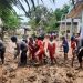 Personel Batalyon B Pelopor Satbrimob Polda Jambi membersihkan lumpur dan menyalurkan bantuan sembako kepada warga terdampak banjir di Desa Teluk Kecimbung, Sarolangun. (Dok: Alpin)