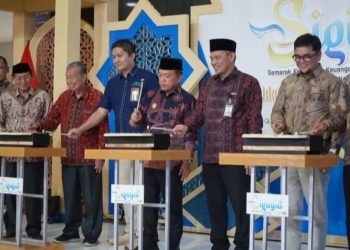 Gubernur Jambi Al Haris bersama Kepala KPwBI Provinsi Jambi Teddy Arief Budiman saat membuka secara resmi SIGINJAI Fest 2026 yang diikuti 77 UMKM unggulan di Provinsi Jambi, Rabu (29/4/2026). (Dok: Alpin)
