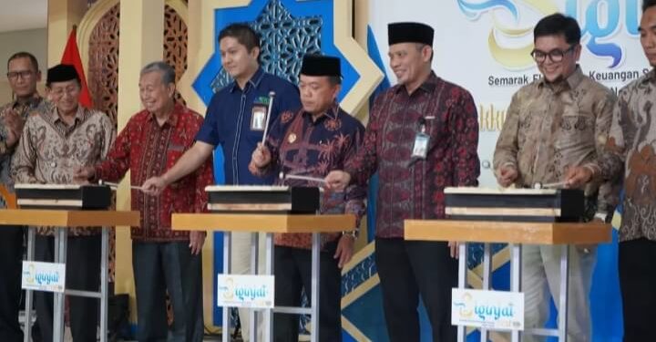 Gubernur Jambi Al Haris bersama Kepala KPwBI Provinsi Jambi Teddy Arief Budiman saat membuka secara resmi SIGINJAI Fest 2026 yang diikuti 77 UMKM unggulan di Provinsi Jambi, Rabu (29/4/2026). (Dok: Alpin)