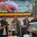 Petugas Satreskrim Polres Muaro Jambi menunjukkan barang bukti 4,79 kilogram sisik trenggiling hasil pengungkapan kasus perdagangan satwa dilindungi, dengan dua tersangka yang diamankan di wilayah Bahar Selatan saat konferensi pers di Polres Muaro Jambi. (Dok: Alpin)