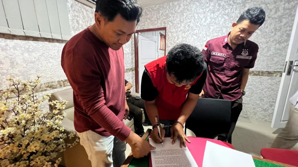 Tim Tabur Kejaksaan Agung RI bersama Kejati Jambi dan Kejari Muara Jambi saat mengamankan terpidana DPO Dadang Saputra Bin Kanak di kawasan Talang Duku, Muara Jambi, setelah buron selama 10 tahun. (Dok: Deni Satria Budi)