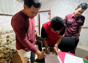 Tim Tabur Kejaksaan Agung RI bersama Kejati Jambi dan Kejari Muara Jambi saat mengamankan terpidana DPO Dadang Saputra Bin Kanak di kawasan Talang Duku, Muara Jambi, setelah buron selama 10 tahun. (Dok: Deni Satria Budi)