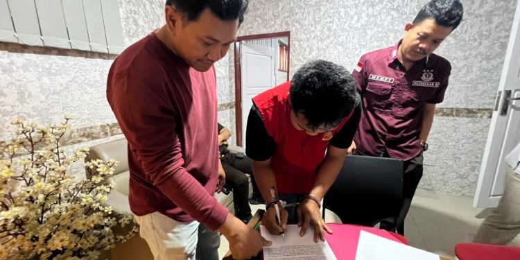 Tim Tabur Kejaksaan Agung RI bersama Kejati Jambi dan Kejari Muara Jambi saat mengamankan terpidana DPO Dadang Saputra Bin Kanak di kawasan Talang Duku, Muara Jambi, setelah buron selama 10 tahun. (Dok: Deni Satria Budi)