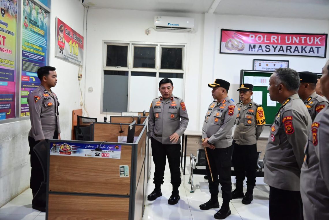 Wakapolda Jambi Brigjen Pol. Benny Ali saat meninjau layanan SPKT dan mengecek kesiapan personel serta perlengkapan di Polres Batang Hari. (DOk: Alpin)
