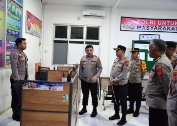 Wakapolda Jambi Brigjen Pol. Benny Ali saat meninjau layanan SPKT dan mengecek kesiapan personel serta perlengkapan di Polres Batang Hari. (DOk: Alpin)