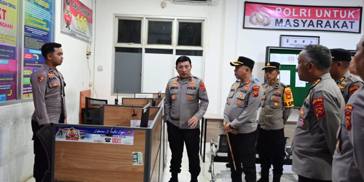 Wakapolda Jambi Brigjen Pol. Benny Ali saat meninjau layanan SPKT dan mengecek kesiapan personel serta perlengkapan di Polres Batang Hari. (DOk: Alpin)