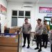 Wakapolda Jambi Brigjen Pol. Benny Ali saat meninjau layanan SPKT dan mengecek kesiapan personel serta perlengkapan di Polres Batang Hari. (DOk: Alpin)