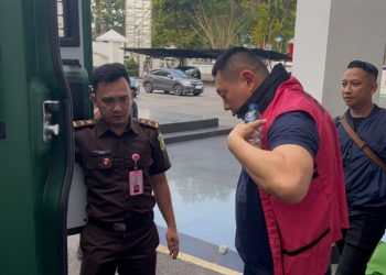 Petugas menggiring terdakwa Bengawan Kamto menuju Lapas Kelas IIA Jambi usai penetapan penahanan oleh Majelis Hakim Pengadilan Tipikor Jambi. (Dok: Deni Satria Budi)