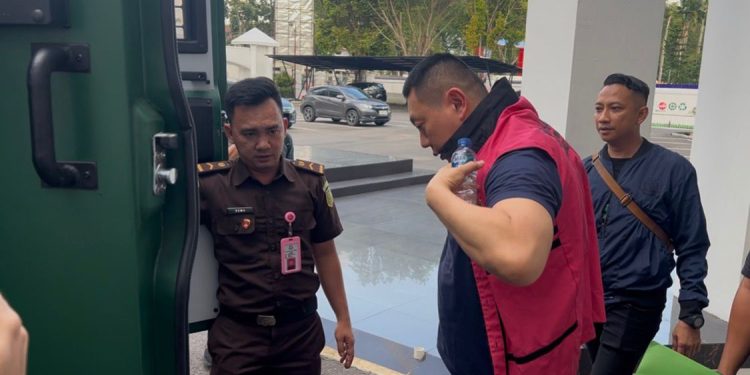 Petugas menggiring terdakwa Bengawan Kamto menuju Lapas Kelas IIA Jambi usai penetapan penahanan oleh Majelis Hakim Pengadilan Tipikor Jambi. (Dok: Deni Satria Budi)