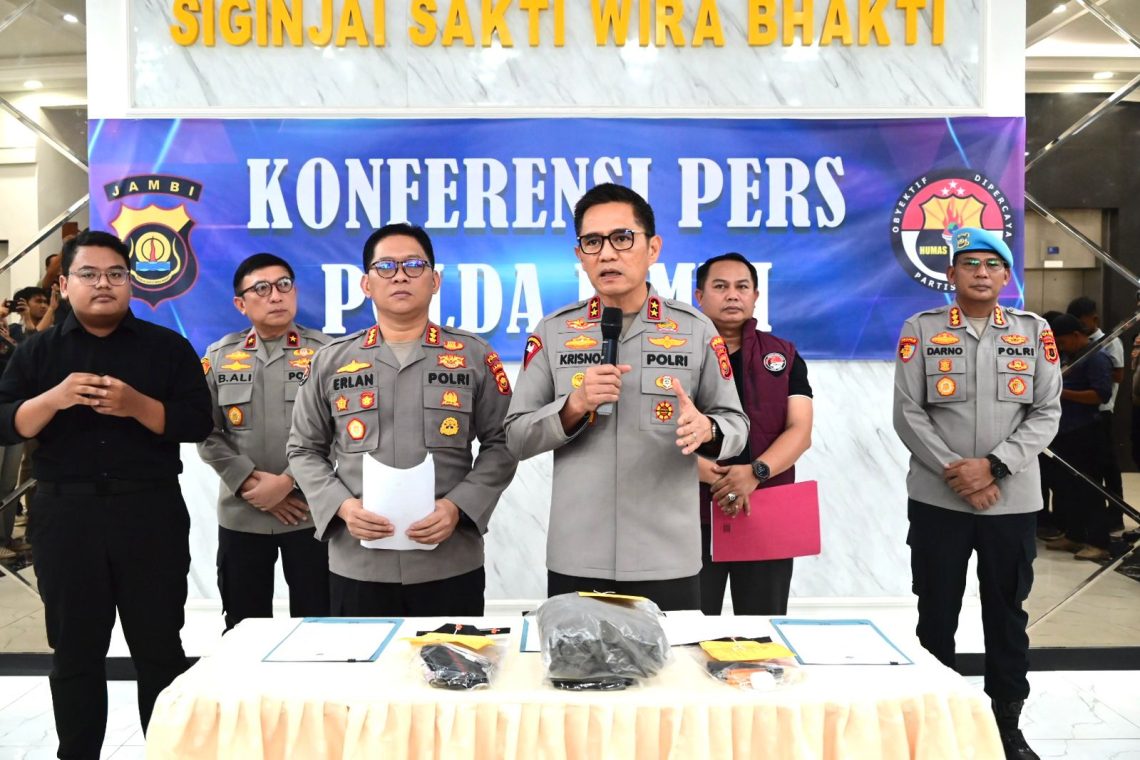 Kapolda Jambi Irjen Pol. Krisno H. Siregar saat memimpin konferensi pers pengungkapan penangkapan DPO narkotika di Mapolda Jambi, Kamis (16/4/2026). (Dok: Alpin)