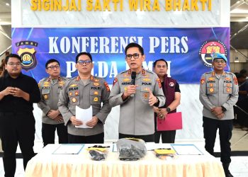 Kapolda Jambi Irjen Pol. Krisno H. Siregar saat memimpin konferensi pers pengungkapan penangkapan DPO narkotika di Mapolda Jambi, Kamis (16/4/2026). (Dok: Alpin)