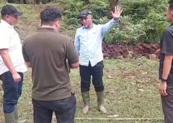 Caption Foto:
Region Head PTPN IV Regional IV Khayamuddin Panjaitan saat meninjau pemanfaatan tandan kosong kelapa sawit (tankos) di Kebun Ophir, Sumatera Barat. (Dok: PTPN IV Regional IV Jambi)