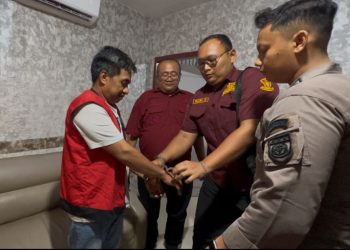 Tim Tabur Kejagung RI bersama Kejati Jambi saat mengamankan terpidana DPO kasus penggelapan miliaran rupiah di kawasan Talang Bakung, Kota Jambi, Kamis (16/4/2026). (DOk: Rudi)