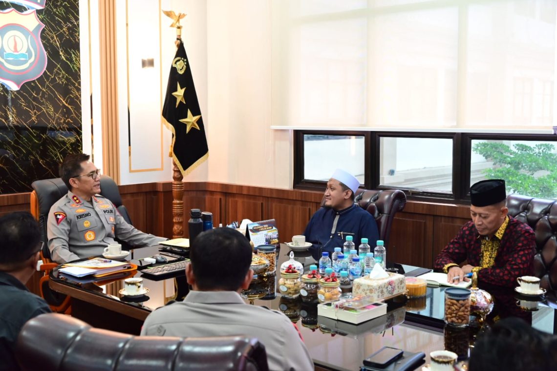 Kapolda Jambi Krisno H. Siregar menerima kunjungan silaturahmi pimpinan Pondok Pesantren Darul Arifin di ruang kerjanya, Kamis (16/4/2026). (Dok: Bidhumas Polda Jambi)