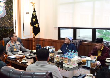 Kapolda Jambi Krisno H. Siregar menerima kunjungan silaturahmi pimpinan Pondok Pesantren Darul Arifin di ruang kerjanya, Kamis (16/4/2026). (Dok: Bidhumas Polda Jambi)