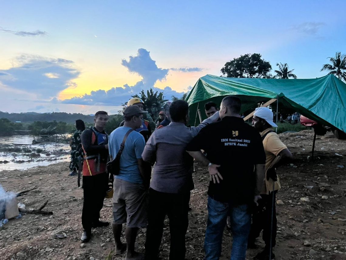 Tim SAR gabungan melakukan penyisiran di Sungai Limun, Desa Monti, Sarolangun, Jambi, Minggu (19/4). (Dok: Rahmat)