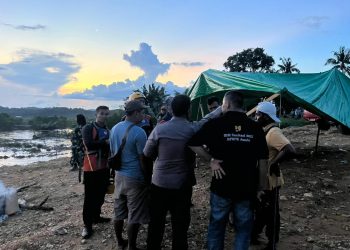 Tim SAR gabungan melakukan penyisiran di Sungai Limun, Desa Monti, Sarolangun, Jambi, Minggu (19/4). (Dok: Rahmat)