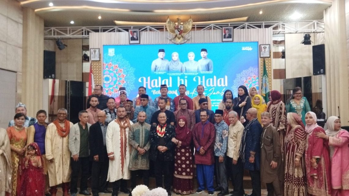 Wali Kota Jambi, Dr. dr. H. Maulana, M.K.M, bersama Ketua TP PKK Kota Jambi, Dr. dr. Hj. Nadiyah, Sp,.OG, saat menghadiri Halal bi Halal Bollywood Day Kota Jambi di Aula Griya Mayang, Rumah Dinas Wali Kota Jambi. (Dok: Rahmat)