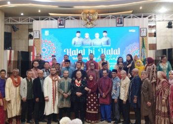 Wali Kota Jambi, Dr. dr. H. Maulana, M.K.M, bersama Ketua TP PKK Kota Jambi, Dr. dr. Hj. Nadiyah, Sp,.OG, saat menghadiri Halal bi Halal Bollywood Day Kota Jambi di Aula Griya Mayang, Rumah Dinas Wali Kota Jambi. (Dok: Rahmat)