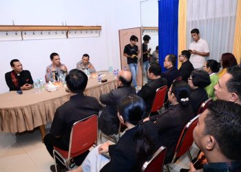 Kapolda Jambi Krisno H. Siregar saat bersilaturahmi dengan pengurus Huria Kristen Batak Protestan Jambi. (Dok: Alpin)