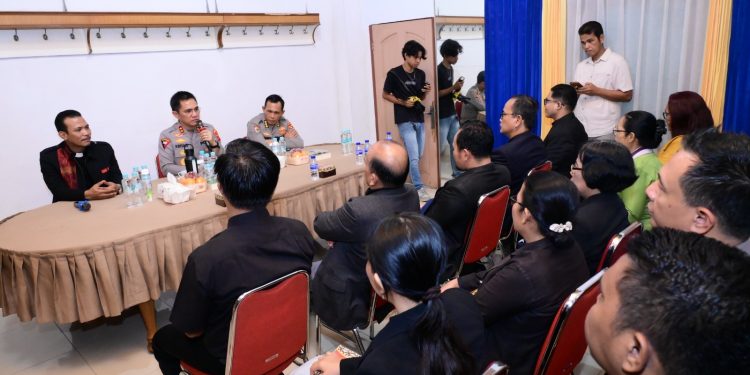 Kapolda Jambi Krisno H. Siregar saat bersilaturahmi dengan pengurus Huria Kristen Batak Protestan Jambi. (Dok: Alpin)