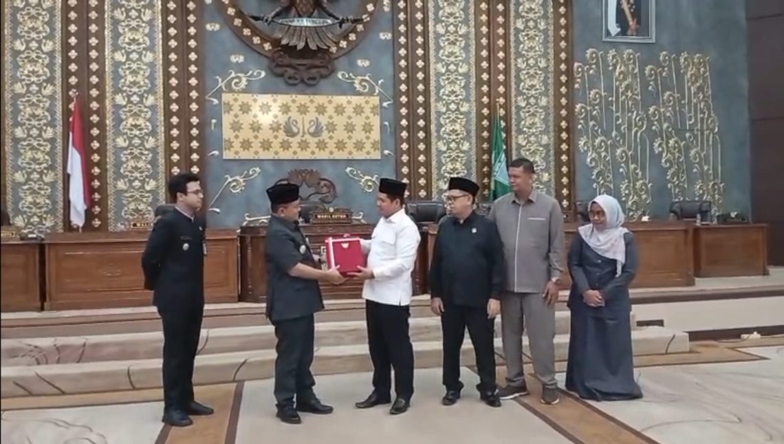 Wakil Ketua DPRD Kota Jambi Muhammad Yasier memimpin rapat paripurna penyampaian rekomendasi LKPJ 2025 di Ruang Swarna Bumi. (Dok: Rahmat)