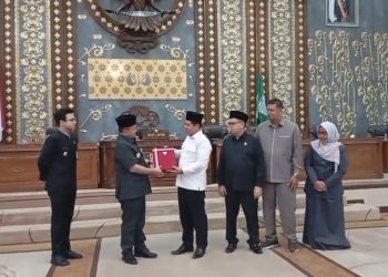 Wakil Ketua DPRD Kota Jambi Muhammad Yasier memimpin rapat paripurna penyampaian rekomendasi LKPJ 2025 di Ruang Swarna Bumi. (Dok: Rahmat)