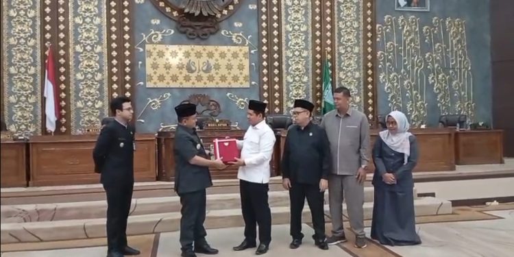 Wakil Ketua DPRD Kota Jambi Muhammad Yasier memimpin rapat paripurna penyampaian rekomendasi LKPJ 2025 di Ruang Swarna Bumi. (Dok: Rahmat)
