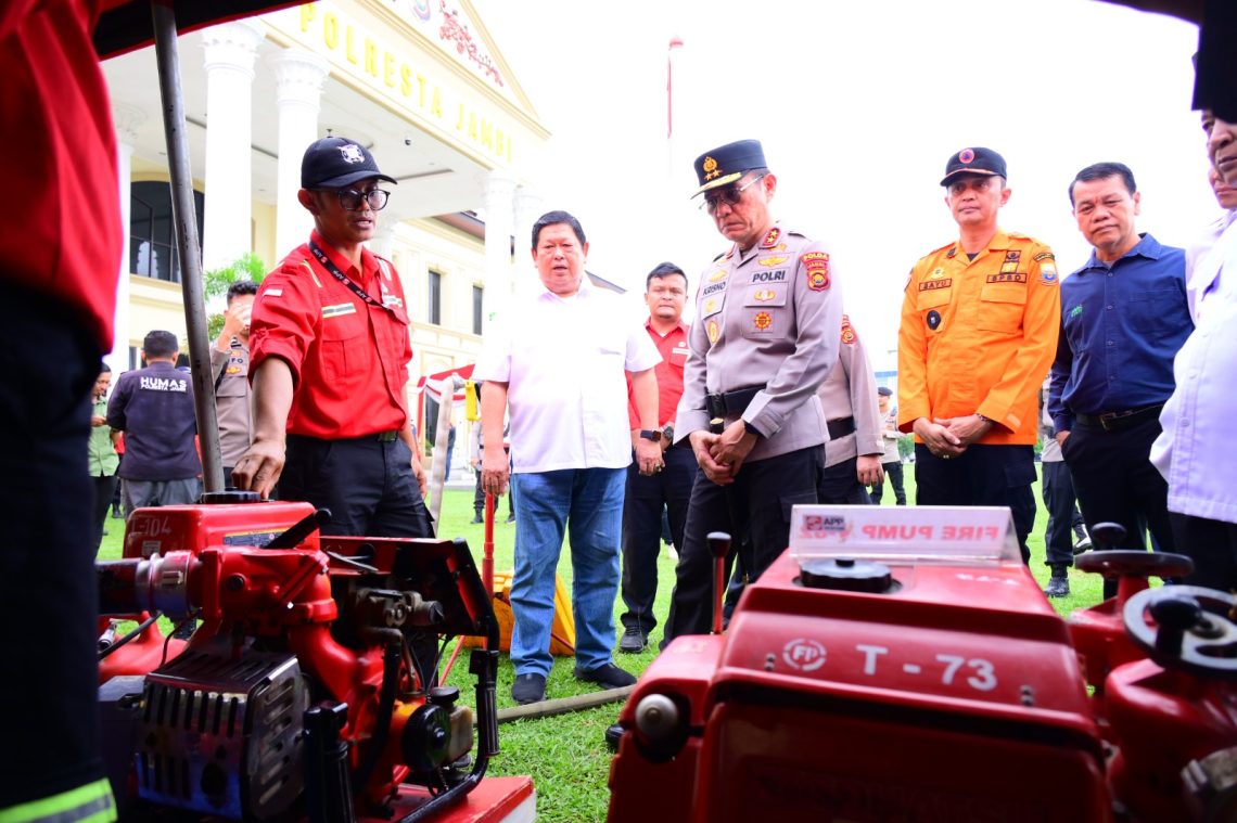 Kapolda Jambi Irjen Pol. Krisno H. Siregar saat mengecek alat pemadam usai Apel Kesiapsiagaan Karhutla dan Pengendalian Massa di Lapangan Polresta Jambi, Rabu (22/4/2026). (Dok: Alpin)