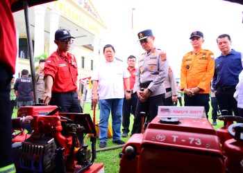Kapolda Jambi Irjen Pol. Krisno H. Siregar saat mengecek alat pemadam usai Apel Kesiapsiagaan Karhutla dan Pengendalian Massa di Lapangan Polresta Jambi, Rabu (22/4/2026). (Dok: Alpin)