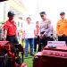Kapolda Jambi Irjen Pol. Krisno H. Siregar saat mengecek alat pemadam usai Apel Kesiapsiagaan Karhutla dan Pengendalian Massa di Lapangan Polresta Jambi, Rabu (22/4/2026). (Dok: Alpin)