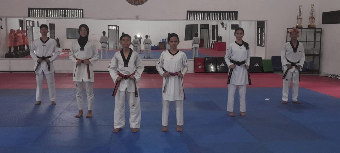 Enam atlet taekwondo Jambi berfoto sebelum bertolak ke Samarinda untuk mengikuti Kejurnas kadet dan junior 2026. (Dok: Rahmat)
