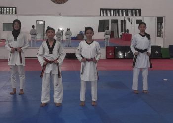 Enam atlet taekwondo Jambi berfoto sebelum bertolak ke Samarinda untuk mengikuti Kejurnas kadet dan junior 2026. (Dok: Rahmat)