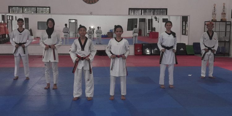 Enam atlet taekwondo Jambi berfoto sebelum bertolak ke Samarinda untuk mengikuti Kejurnas kadet dan junior 2026. (Dok: Rahmat)