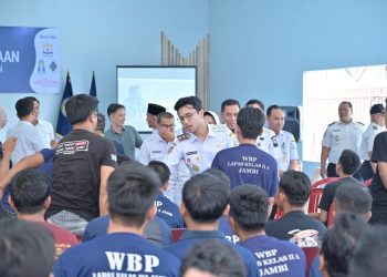 Wakil Wali Kota Jambi Diza Hazra Aljosha saat memberikan materi kewirausahaan kepada warga binaan dalam pelatihan di Lapas Kelas IIA Jambi, Rabu (22/4/2026). (DOk: Rahmat)