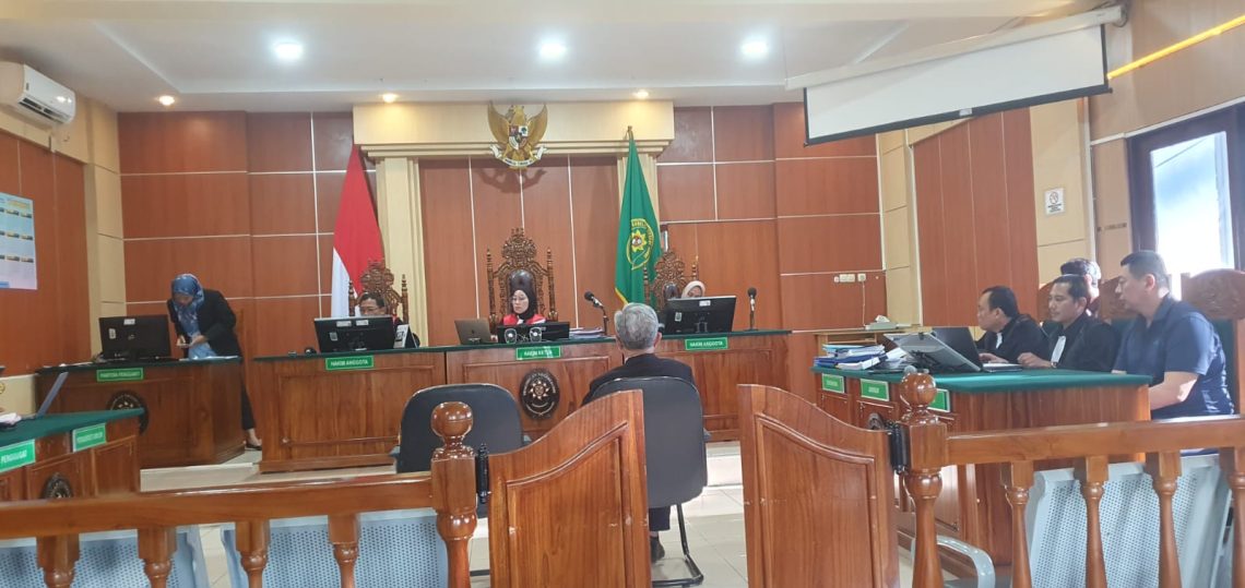 Ahli hukum perbankan dari Universitas Gadjah Mada, Prof. Dr. Nindyo Pramono, memberikan keterangan dalam sidang lanjutan kasus dugaan korupsi kredit PT PAL di Pengadilan Tipikor Jambi, Rabu (22/4/2026). (Dok: Rudi)