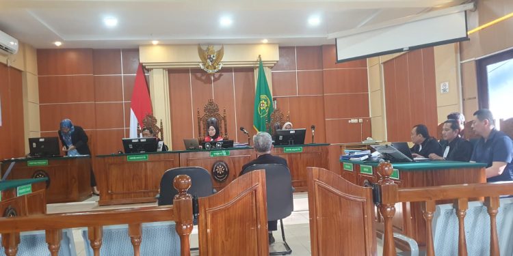 Ahli hukum perbankan dari Universitas Gadjah Mada, Prof. Dr. Nindyo Pramono, memberikan keterangan dalam sidang lanjutan kasus dugaan korupsi kredit PT PAL di Pengadilan Tipikor Jambi, Rabu (22/4/2026). (Dok: Rudi)