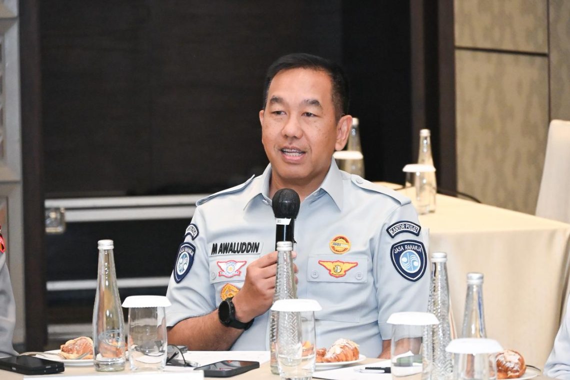 Direktur Utama Jasa Raharja Muhammad Awaluddin menyampaikan paparan dalam forum silaturahmi bersama perwakilan pengemudi ojek online dari 12 Polda di sela Rapat Koordinasi Pembina Samsat Tahun Anggaran 2026 di Semarang, Selasa (22/4/2026). (Dok. Humas JR Jambi)